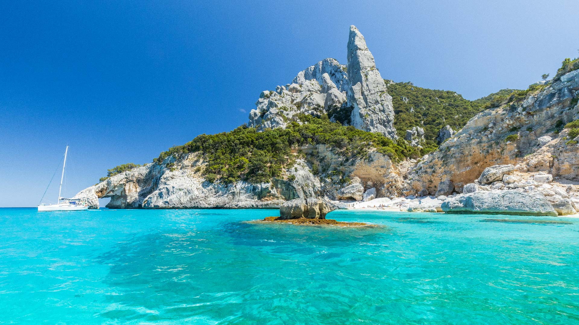 Cala Goloritzé with its limestone pinnacle and turquoise sea, Baunei, Ogliastra