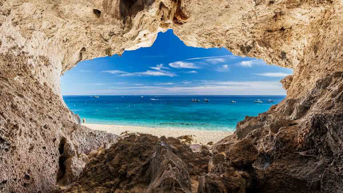 Vista su una cala dell'Ogliastra dall'interno di una grotta di roccia calcarea
