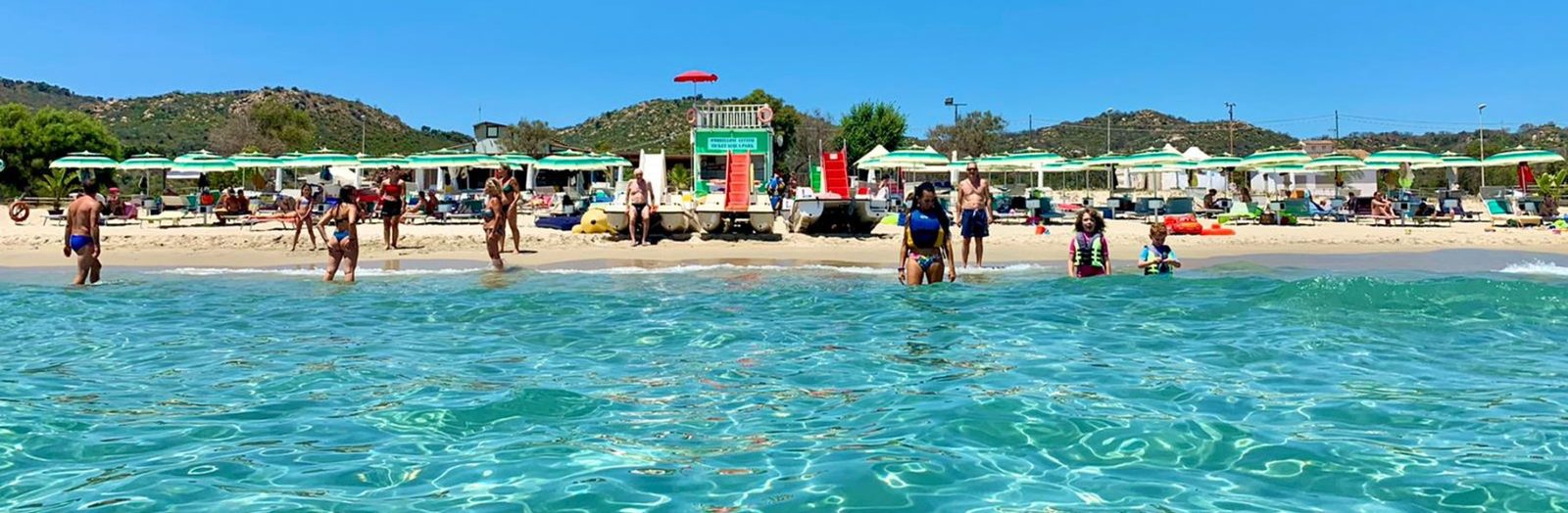 Ombrelloni dello stabilimento Maty Beach sulla spiaggia di Orrì a Tortolì