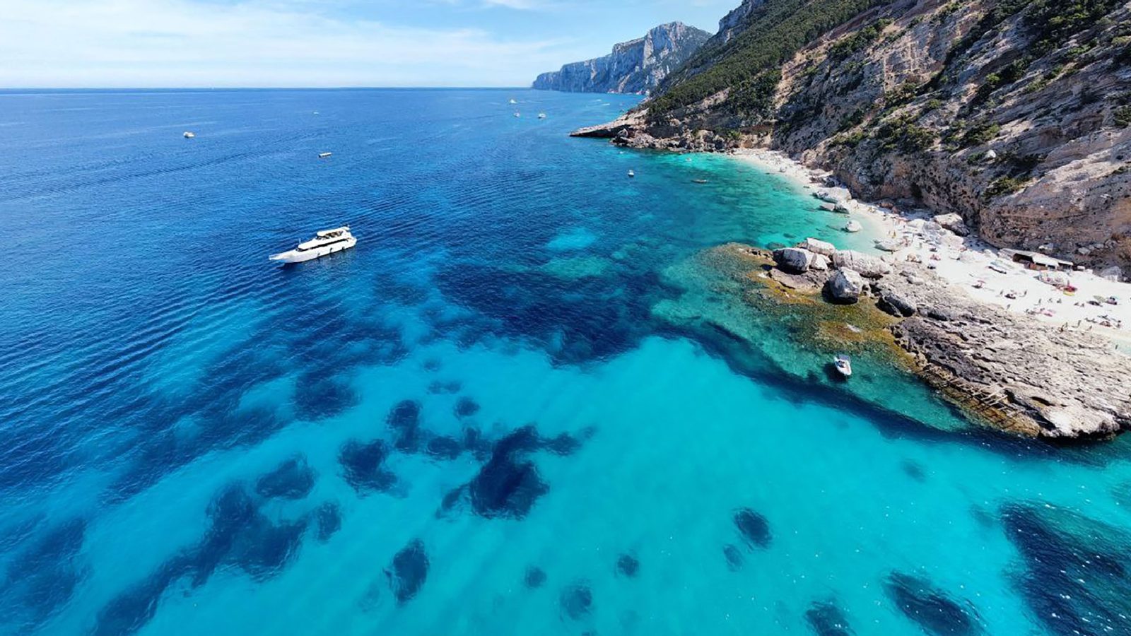 Minicrociera nel Golfo di Orosei con acque turchesi e falesie