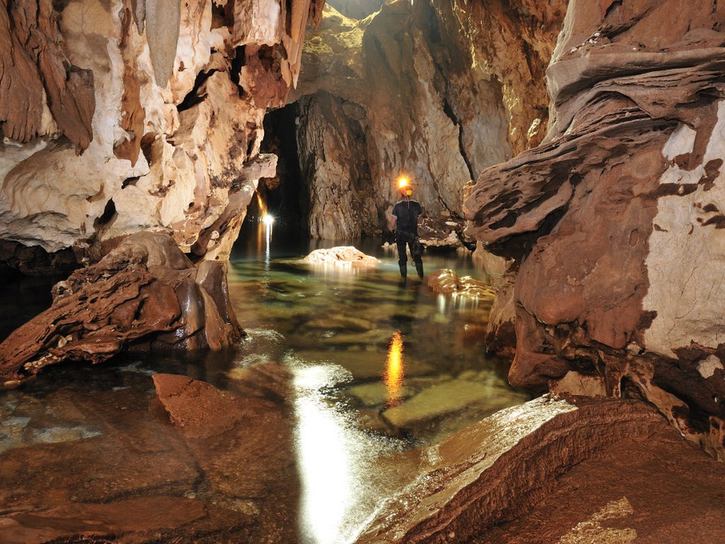 Interno della Grotta del Fico con passerelle e specchi d'acqua, Baunei, Costa di Baunei