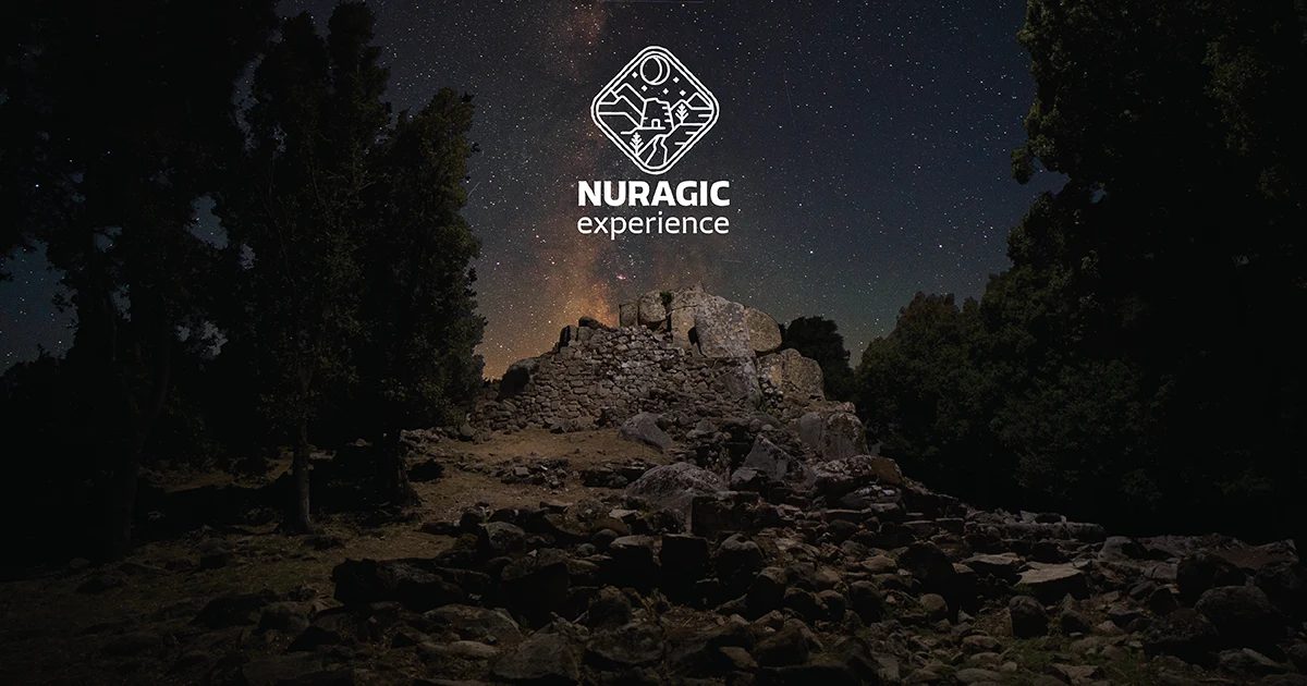 Nuraghe illuminato di notte sotto il cielo stellato nel Bosco Seleni di Lanusei