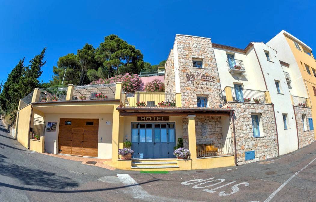Ingresso in pietra dell'Hotel Bia Maore a Baunei, Ogliastra