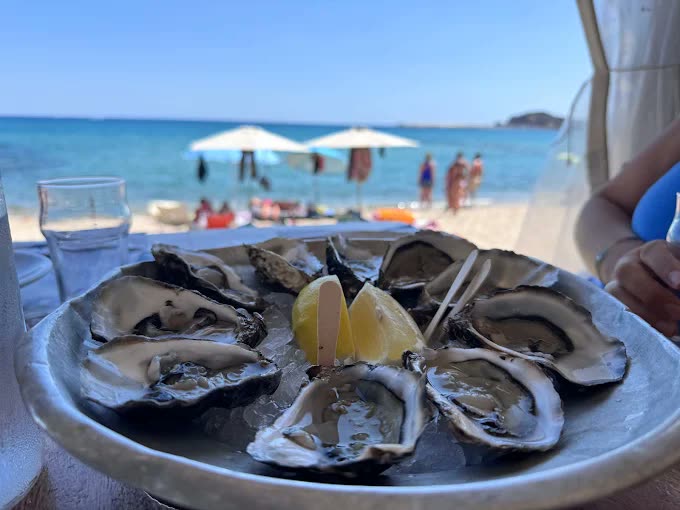 Piatto di ostriche fresche servito in riva al mare, ittiturismo della Cooperativa Pescatori Tortolì