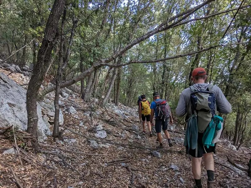 Escursionisti sul sentiero verso Cala Mariolu con Explorando Supramonte, Baunei