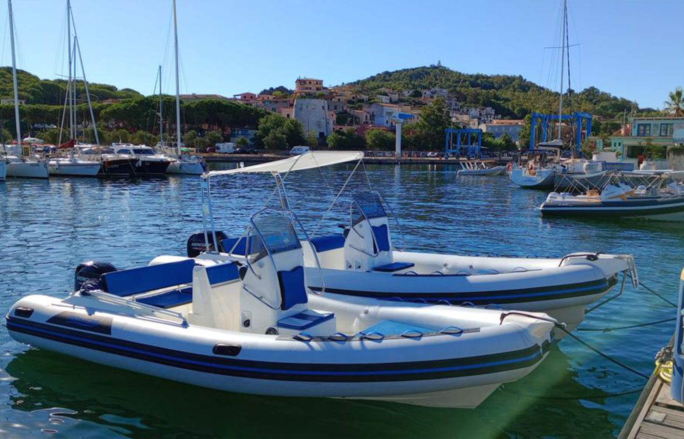 Gommoni a noleggio di International Boat ormeggiati nel porto turistico di Arbatax