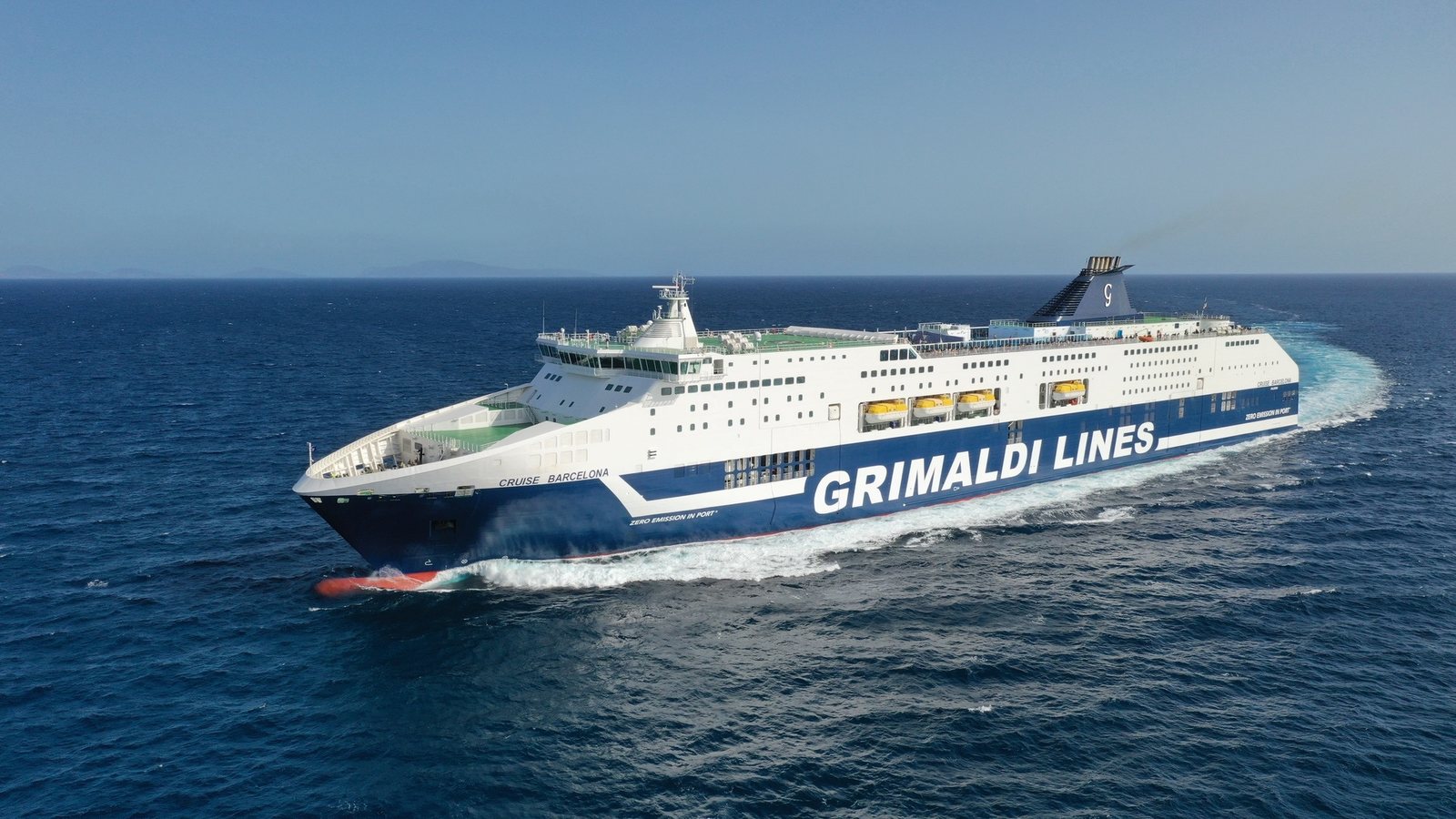 Traghetto in navigazione verso la Sardegna, prenotazioni Ogliastra Incoming