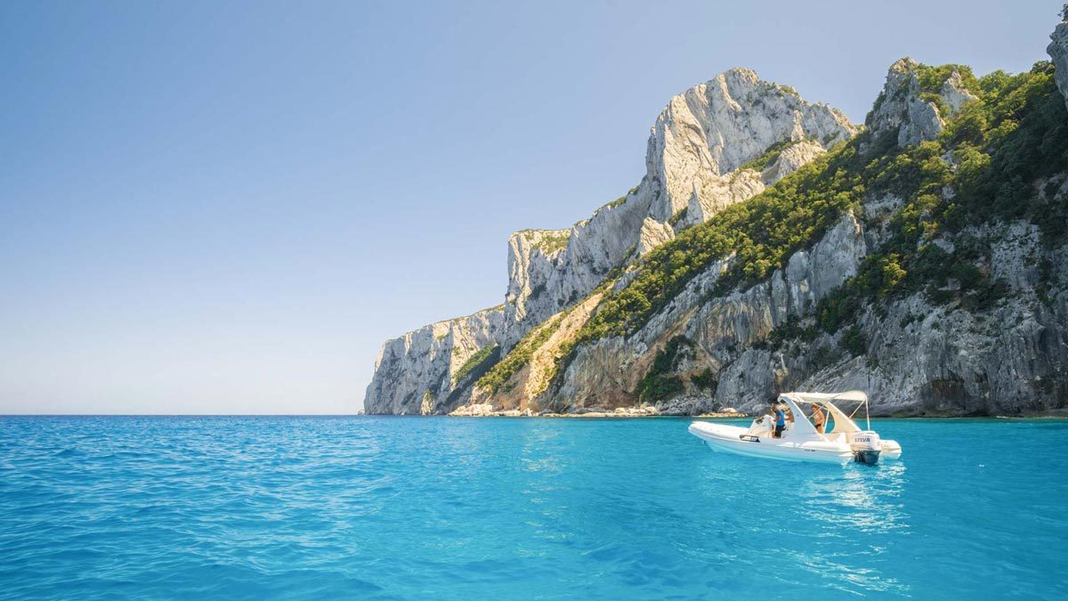 Gommone in navigazione lungo le falesie della costa di Baunei