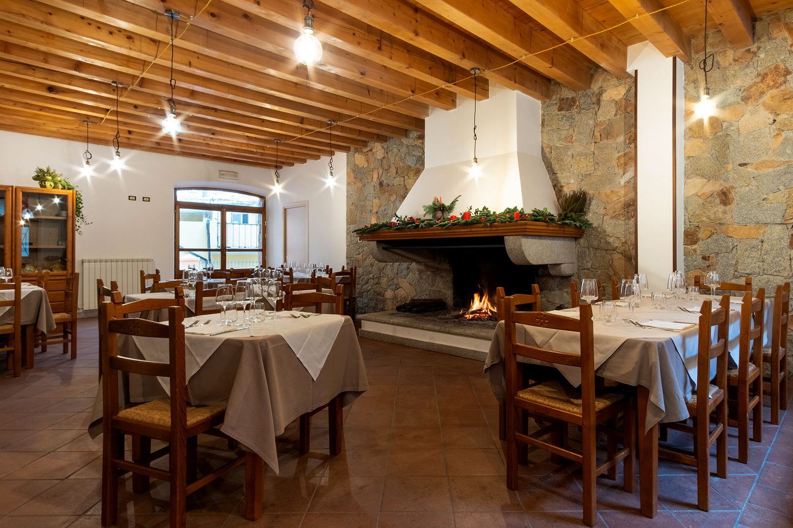 Sala del ristorante della Locanda Sighimi a Lanusei, in Ogliastra