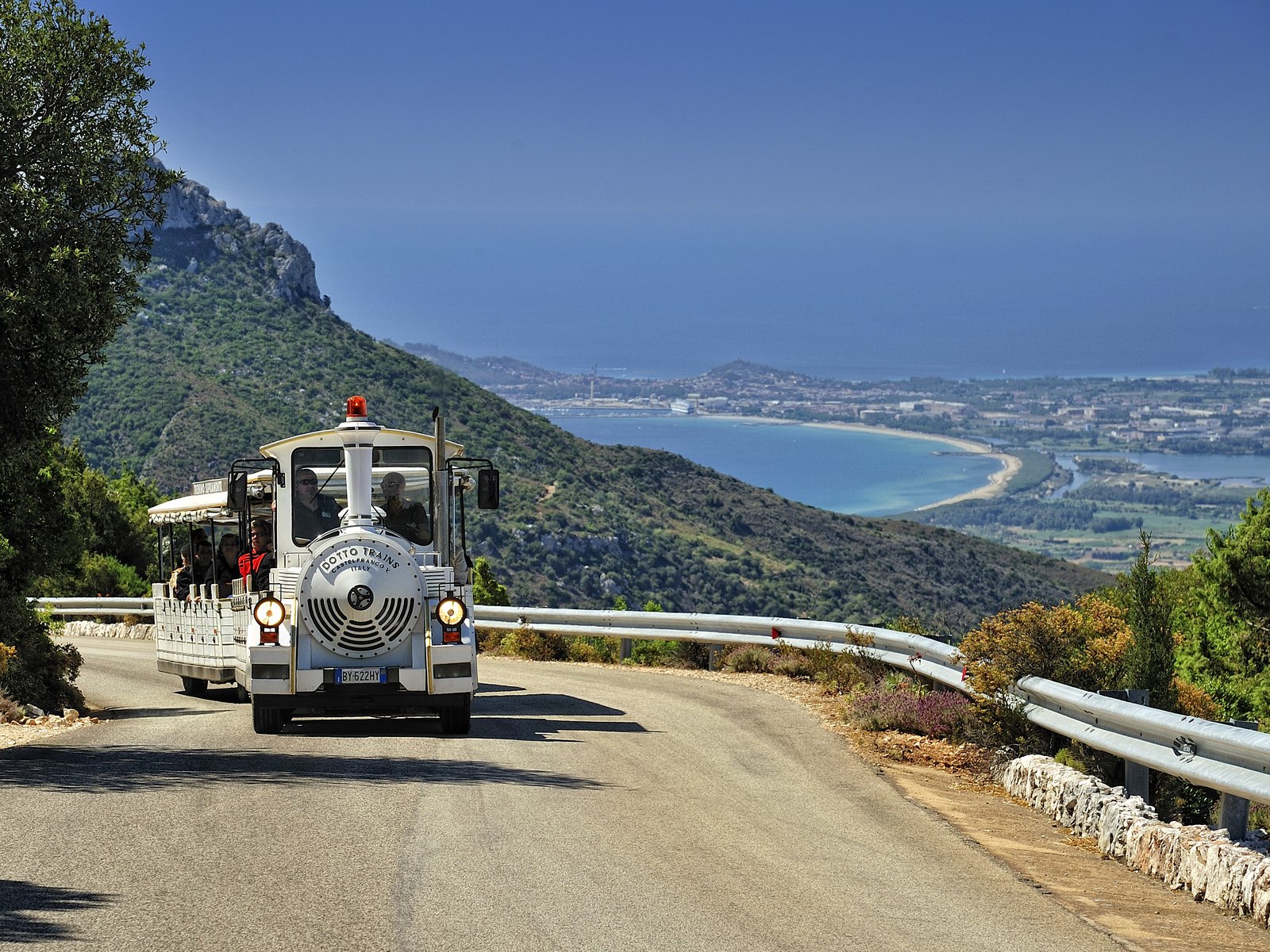 Il trenino panoramico Supramonte lungo la strada per l'altopiano del Golgo, con vista sul mare di Baunei