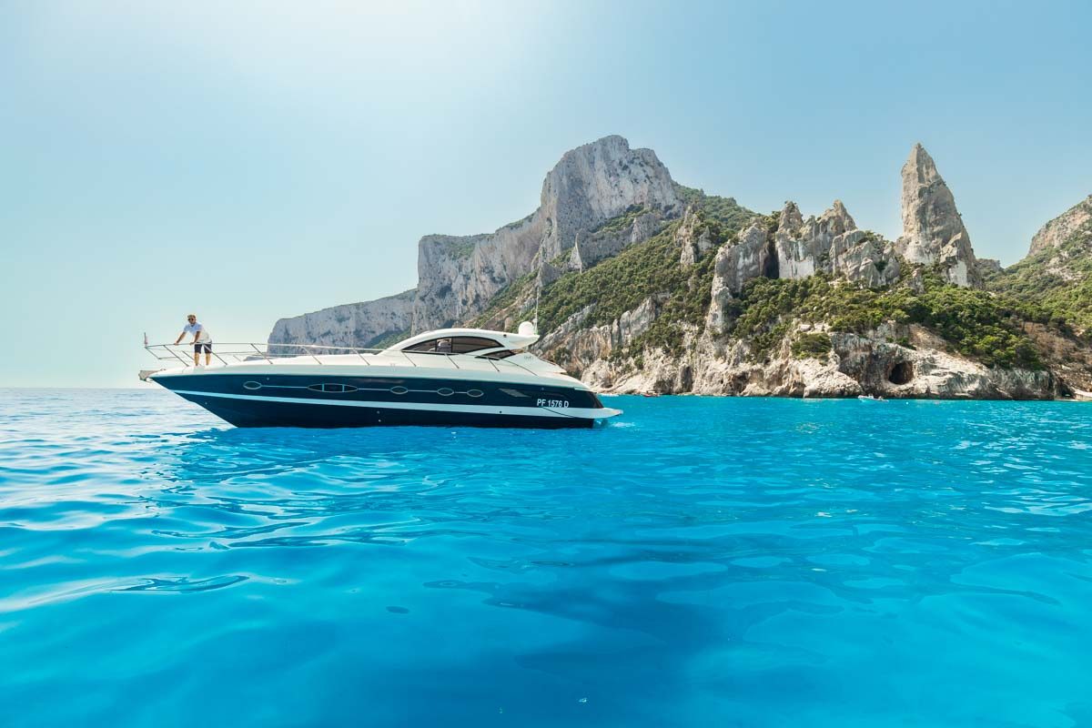 Yacht Luuxya Charter davanti alle guglie di Pedra Longa, costa di Baunei