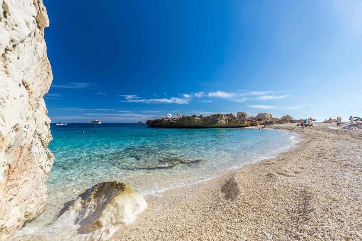 Cala con ciottoli bianchi e acqua trasparente lungo la costa di Baunei, Ogliastra