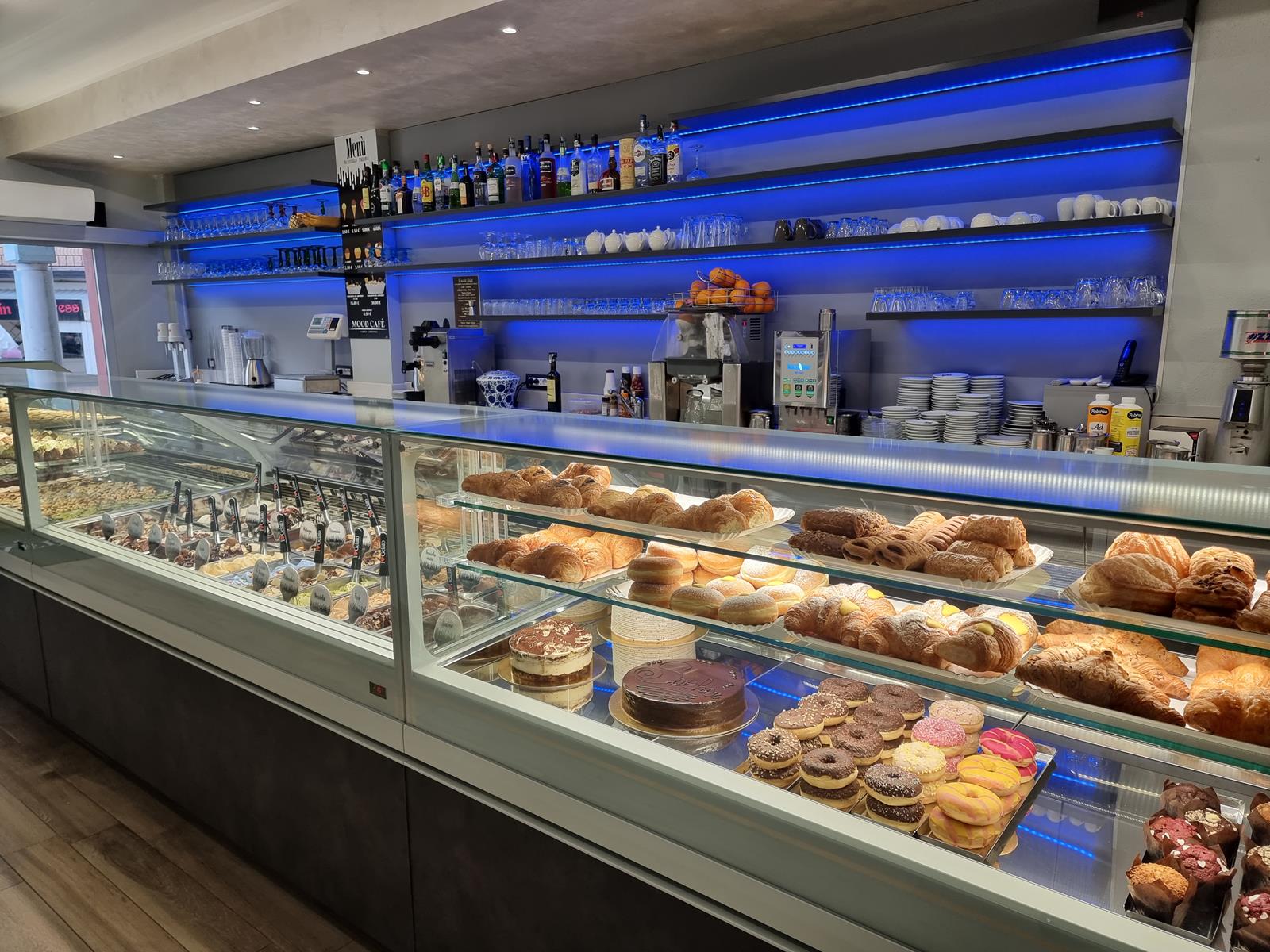Vetrina di pasticceria e gelateria del Mood Cafè a Tortolì